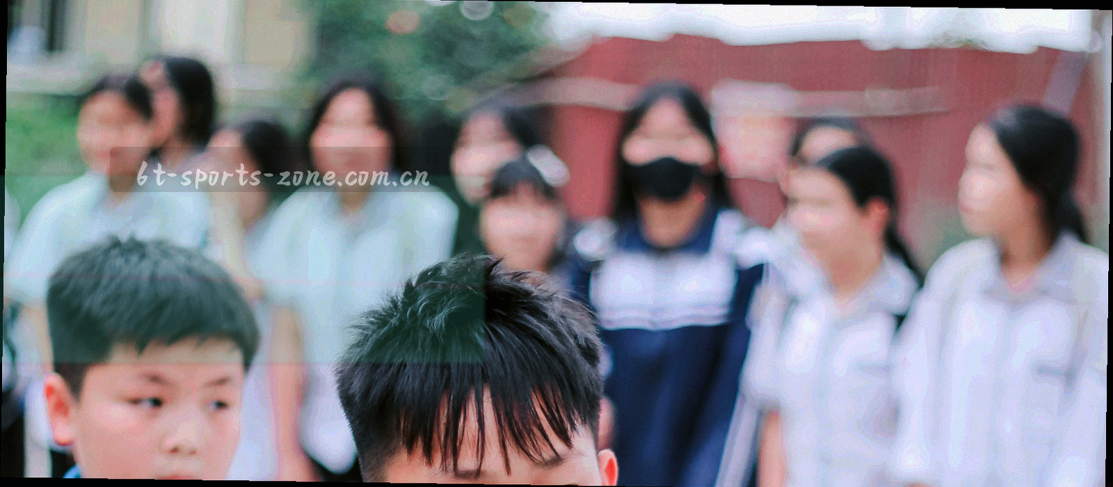 深色底上并排的专栏标签与细线网格抽象图形